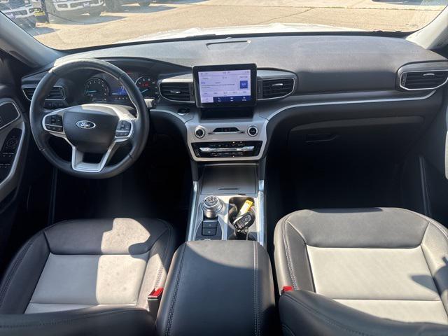 Photo of 2023 Star White Metallic Tri-Coat Ford Explorer