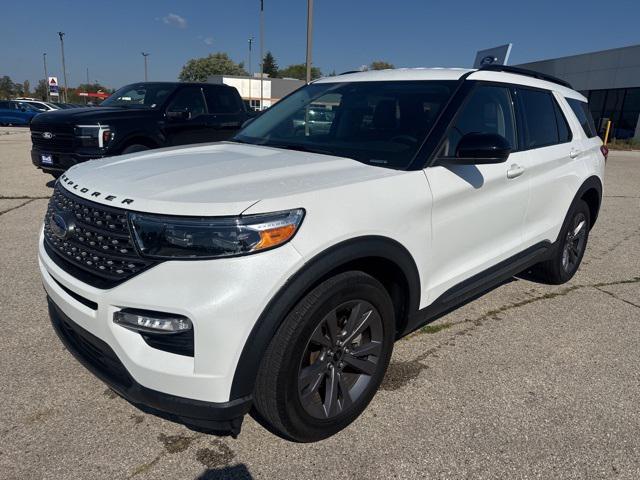 Photo of 2023 Star White Metallic Tri-Coat Ford Explorer
