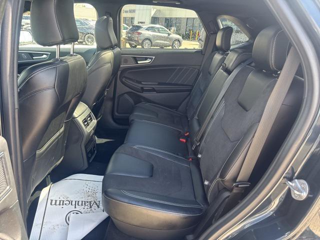 Photo of 2022 Blue Metallic Ford Edge