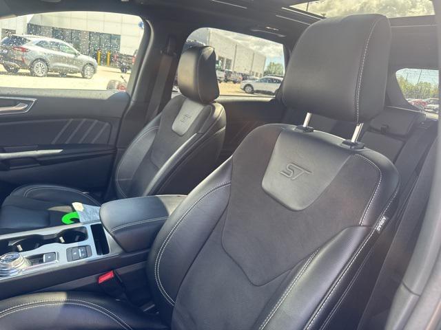 Photo of 2022 Blue Metallic Ford Edge