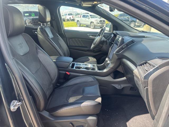 Photo of 2022 Blue Metallic Ford Edge