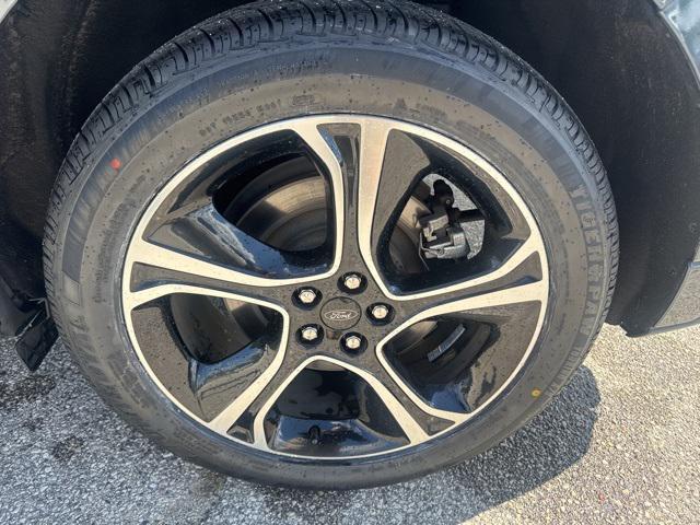 Photo of 2022 Blue Metallic Ford Edge