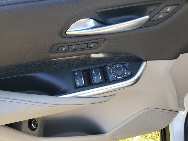 Photo of 2022 Crystal White Tricoat Cadillac XT4