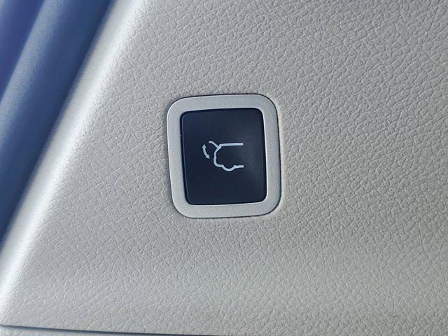 Photo of 2022 Bright White Clearcoat Chrysler Voyager