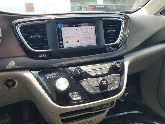 Photo of 2022 Bright White Clearcoat Chrysler Voyager
