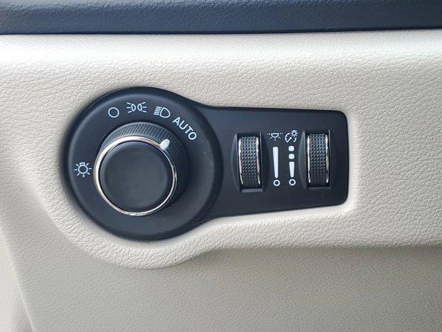 Photo of 2022 Bright White Clearcoat Chrysler Voyager