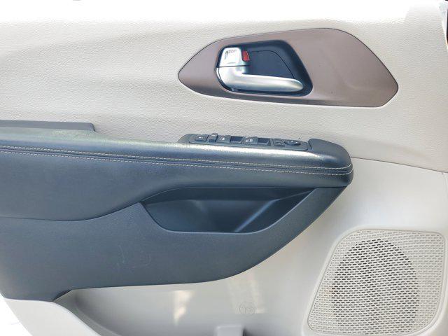 Photo of 2022 Bright White Clearcoat Chrysler Voyager