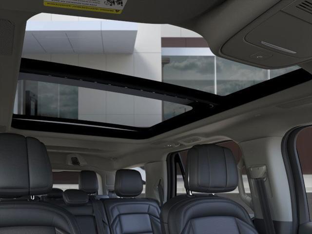 Photo of 2025 Pristine White Metallic Tri-Coat Lincoln Navigator
