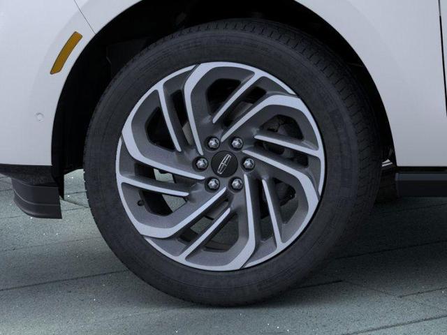 Photo of 2025 Pristine White Metallic Tri-Coat Lincoln Navigator