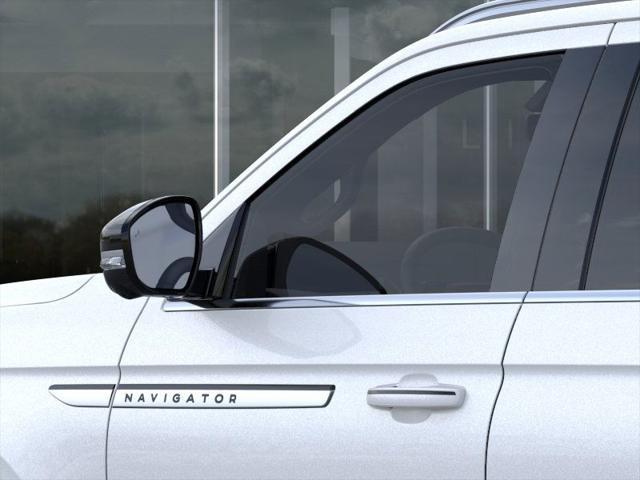Photo of 2025 Pristine White Metallic Tri-Coat Lincoln Navigator