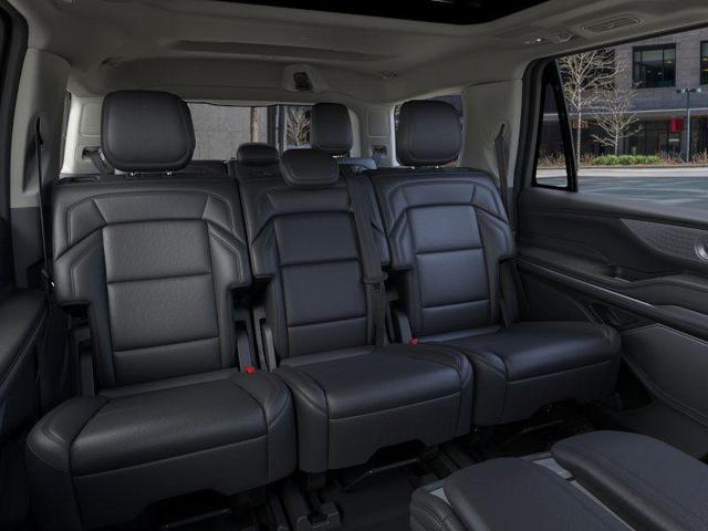Photo of 2025 Pristine White Metallic Tri-Coat Lincoln Navigator