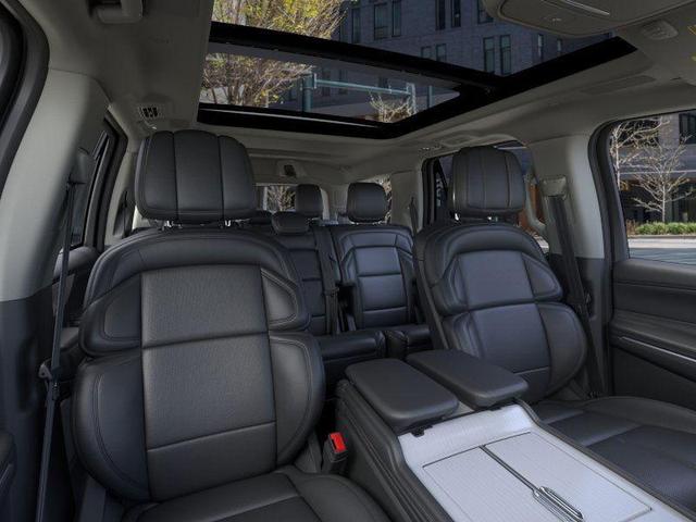 Photo of 2025 Pristine White Metallic Tri-Coat Lincoln Navigator