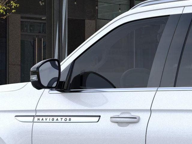Photo of 2025 Pristine White Metallic Tri-Coat Lincoln Navigator