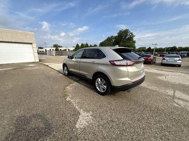 Photo of 2018 White Gold Ford Edge