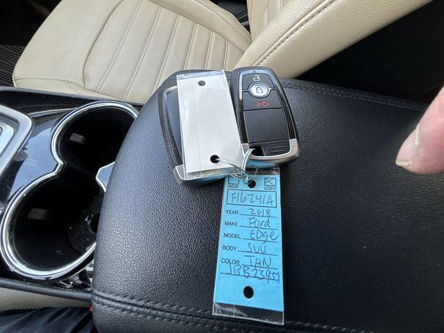 Photo of 2018 White Gold Ford Edge