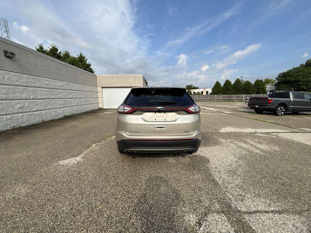 Photo of 2018 White Gold Ford Edge
