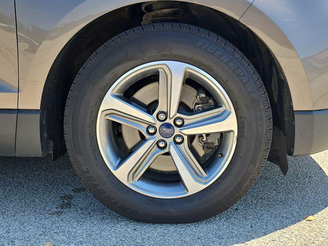 Photo of 2019 Stone Gray Ford Edge