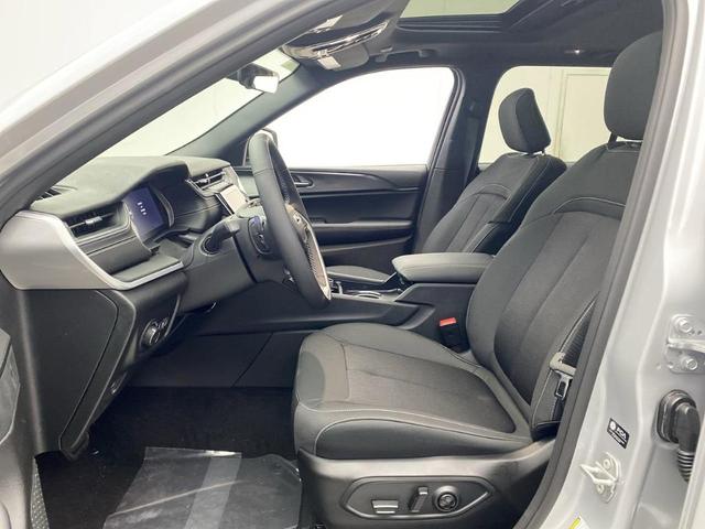 Photo of 2025 Silver Zynith Jeep Grand Cherokee