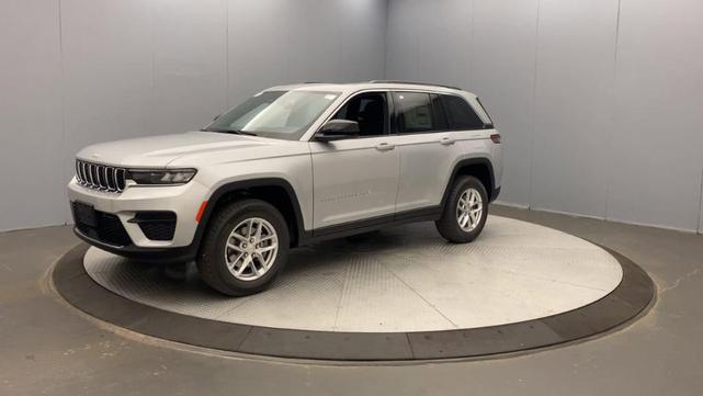 Photo of 2025 Silver Zynith Jeep Grand Cherokee