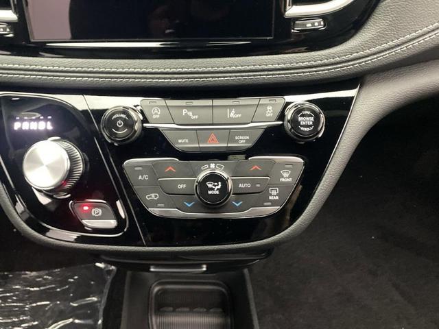 Photo of 2026 Diamond Black Chrysler Pacifica