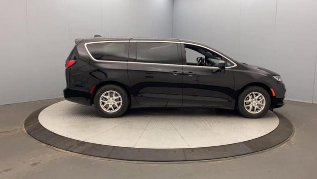 Photo of 2026 Diamond Black Chrysler Pacifica