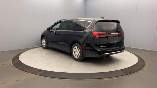 Photo of 2026 Diamond Black Chrysler Pacifica