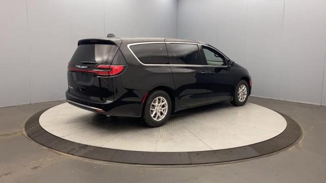 Photo of 2026 Diamond Black Chrysler Pacifica