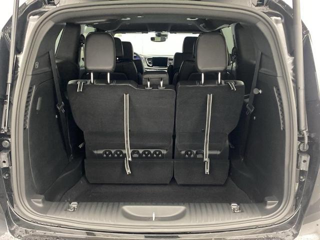 Photo of 2026 Diamond Black Chrysler Pacifica