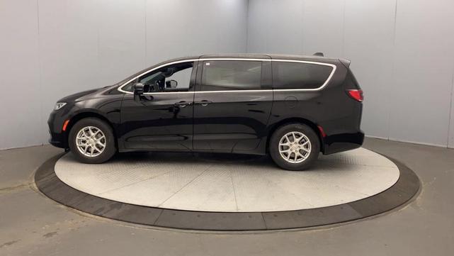 Photo of 2026 Diamond Black Chrysler Pacifica