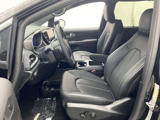 Photo of 2026 Diamond Black Chrysler Pacifica