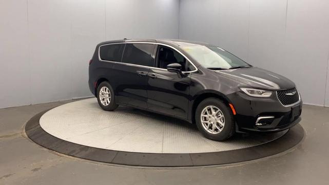 Photo of 2026 Diamond Black Chrysler Pacifica