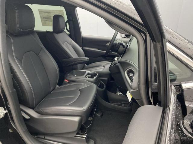 Photo of 2026 Diamond Black Chrysler Pacifica