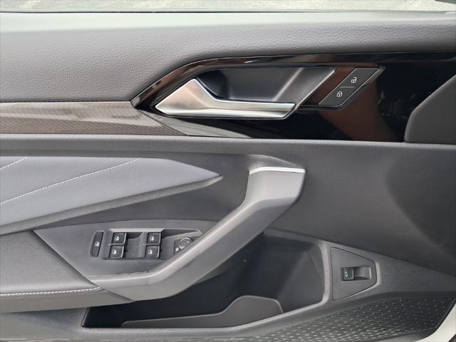 Photo of 2025 Opal White Pearl Volkswagen Jetta