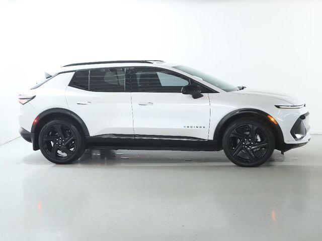 Photo of 2024 Iridescent Pearl Tricoat Chevrolet Equinox EV
