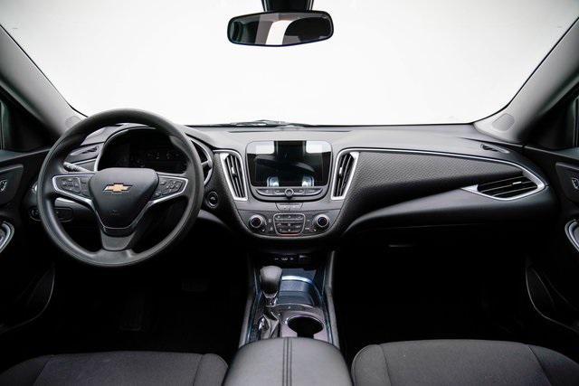 Photo of 2022 Silver Ice Metallic Chevrolet Malibu