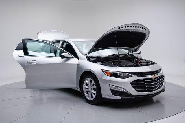 Photo of 2022 Silver Ice Metallic Chevrolet Malibu
