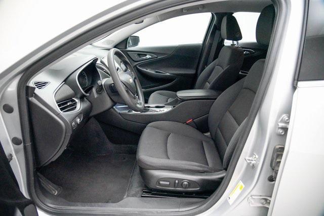 Photo of 2022 Silver Ice Metallic Chevrolet Malibu