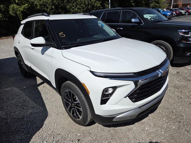 Photo of 2024 Summit White Chevrolet Trailblazer