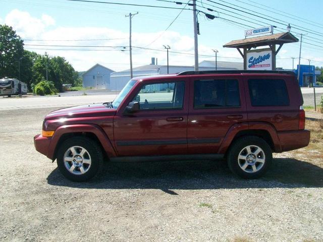 Photo of 2007 Burgundy Jeep Commander