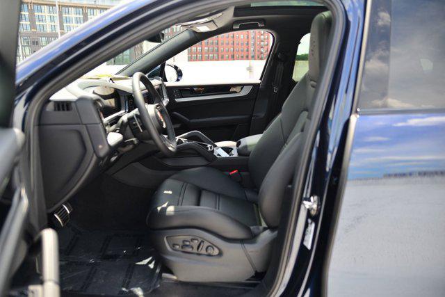 Photo of 2025 Algarve Blue Metallic Porsche Cayenne
