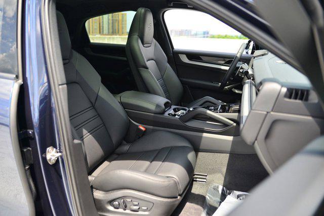 Photo of 2025 Algarve Blue Metallic Porsche Cayenne
