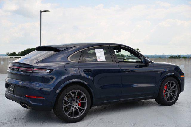 Photo of 2025 Algarve Blue Metallic Porsche Cayenne