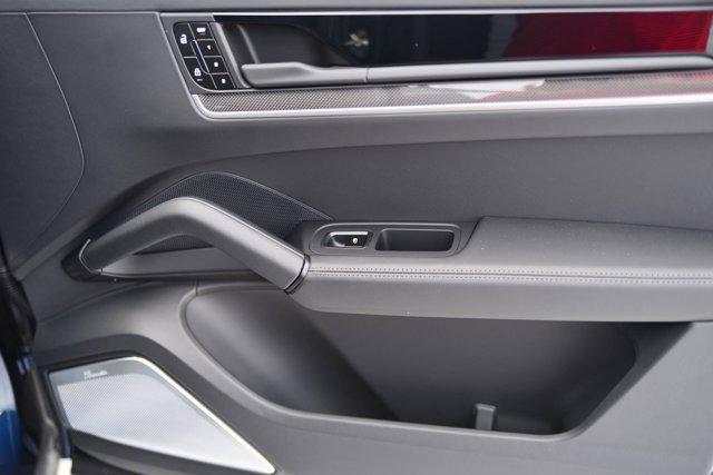 Photo of 2025 Algarve Blue Metallic Porsche Cayenne