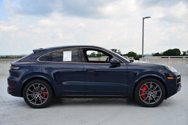 Photo of 2025 Algarve Blue Metallic Porsche Cayenne