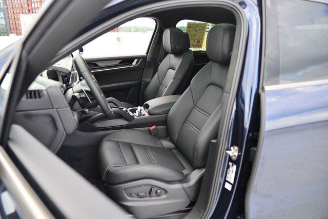 Photo of 2025 Algarve Blue Metallic Porsche Cayenne