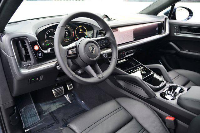 Photo of 2025 Algarve Blue Metallic Porsche Cayenne
