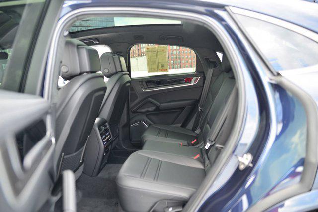 Photo of 2025 Algarve Blue Metallic Porsche Cayenne
