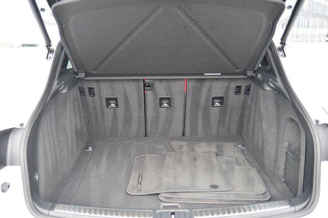 Photo of 2022 White Porsche Macan
