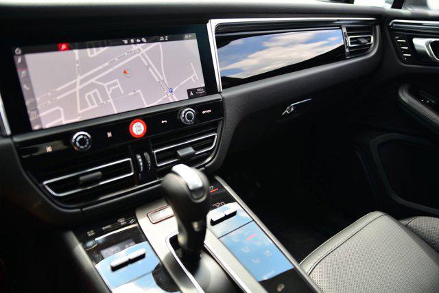 Photo of 2025 Dolomite Silver Metallic Porsche Macan