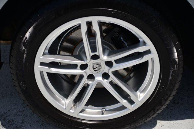 Photo of 2025 Dolomite Silver Metallic Porsche Macan